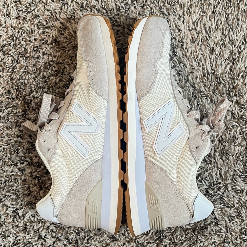 New Balance • Women’s Off-White and Blue Athletic Shoes. Size 8.5 - Picture 2 of 6